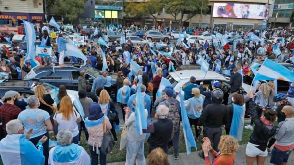 Marcha del #12O: la oposición festejó el multitudinario banderazo en todo el país y el oficialismo lo tildó de “irracional”