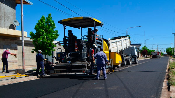 Los municipales continúan con el asfalto, ahora en barrio Los Prados