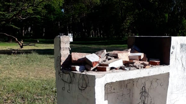 Destrozaron cinco churrasqueras del parque de La Isla