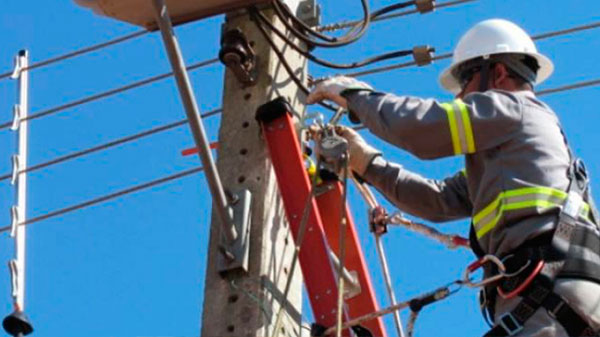 Cayó desde las alturas después de recibir una descarga eléctrica