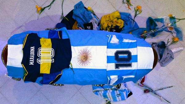 El último adiós: miles de personas despiden a Diego Maradona en la Casa Rosada
