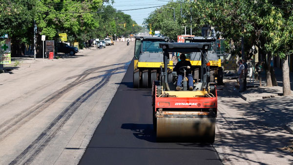 Se coloca la nueva carpeta sobre avenida Sarmiento, una de las más transitadas