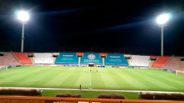 El estadio Malvinas Argentinas prendió sus luces por Maradona