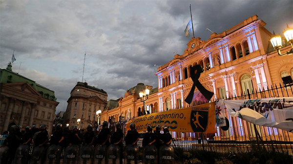 Tras la despedida íntima de la familia, comenzó el velatorio abierto al público en la Casa Rosada