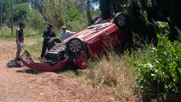 Un auto volcó en Ruta 143