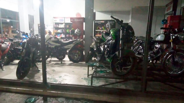 Dos jovencitos robaron motos de una local comercial