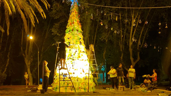 Vecinos de Goudge construyeron su árbol de navidad con botellas recicladas