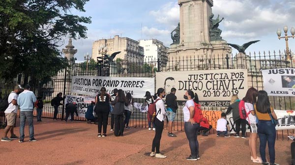 Familiares de víctimas de delitos se reunieron frente al Congreso para reclamar justicia