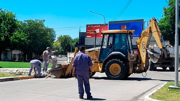 La Municipalidad repara los daños que ocasionó un particular en la rotonda