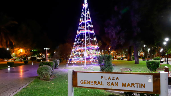 En vísperas de las fiestas de fin de año, nuestras principales plazas lucen sus árboles de Navidad