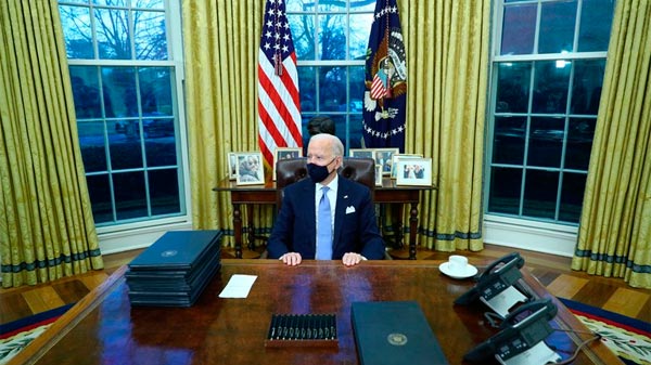 Joe Biden firmó sus primeros decretos como presidente de Estados Unidos