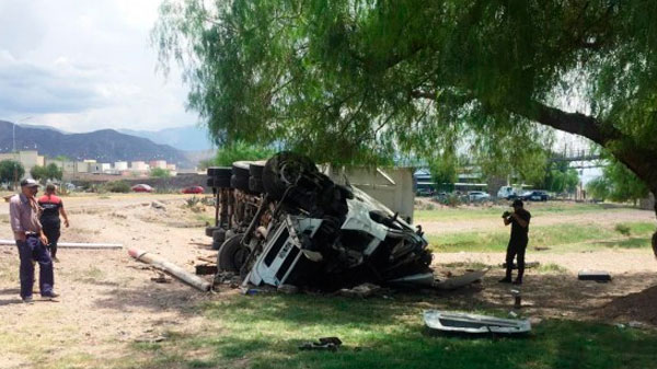 Falleció un camionero tras volcar en una rotonda