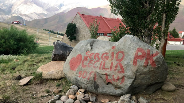 Escribieron una piedra en Las Leñas y los escracharon