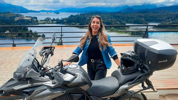 Es sanrafaelina y recorre la Patagonia en moto