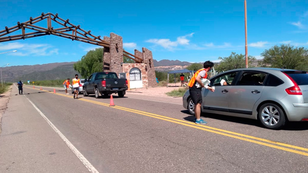 Turistas y sanrafaelinos recibieron bolsas para residuos en el ingreso a Valle Grande