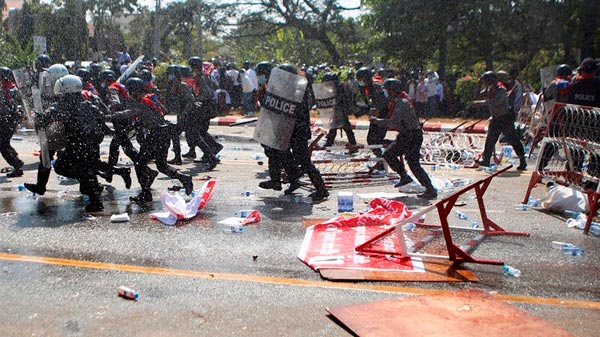 La policía de Myanmar endurece la represión a los manifestantes contra el golpe militar: balas de goma, gases lacrimógenos y cañones de agua