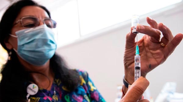 Chile adelantó para este lunes el inicio de la vacunación contra el coronavirus para los profesores y trabajadores de la educación