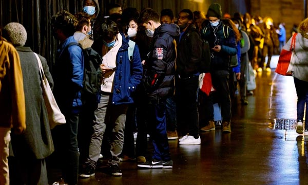 Francia: interminables colas de estudiantes para recibir ayuda alimentaria por la pandemia