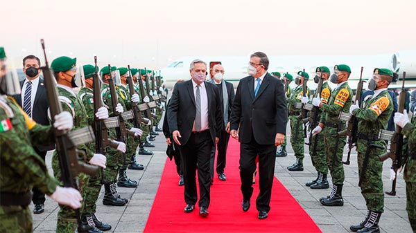 El Presidente arribó a México para participar de las ceremonias por los 200 años de la independencia