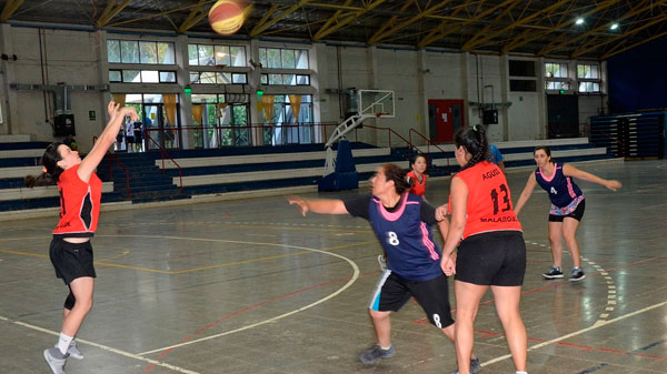 Escuela de básquet en las instalaciones del club ATE  