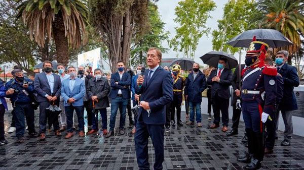 Asambleístas por el Agua, irrumpieron con gritos de ¡caraduras! el acto por el aniversario de Las Heras