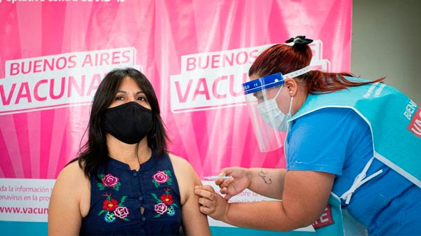 La provincia de Buenos Aires confirmó que analiza vacunar con una sola dosis contra el COVID-19