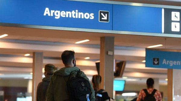 Suspenden desde el sábado los vuelos provenientes de Brasil, Chile y México