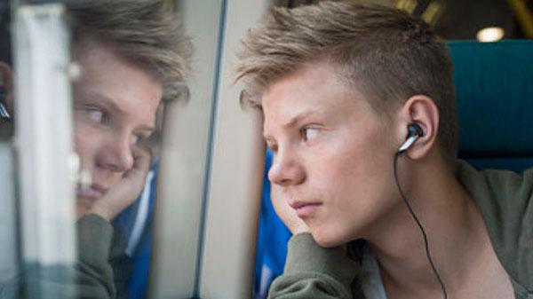 El uso de auriculares ha generado un incremento de dificultades auditivas en los jóvenes