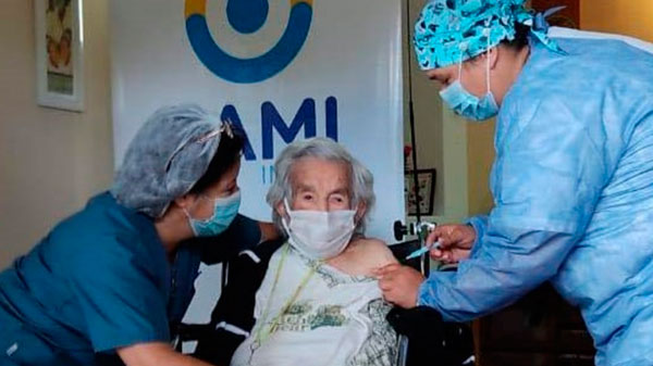 Mar del Plata: una mujer de 113 años se convirtió en la cuarta vacunada más longeva del mundo