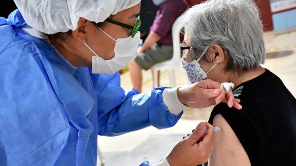 La vacunación a adultos mayores continuará durante jueves y viernes Santo