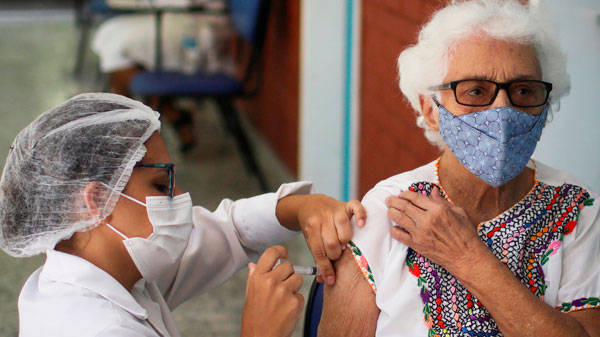 Los mayores de 65 años y personas con comorbilidades podrán recibir la vacuna antigripal en Mendoza