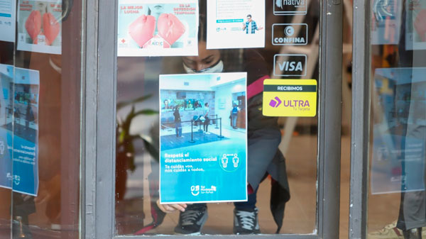 Jóvenes sanrafaelinos piden conciencia para frenar la segunda ola y colocan afiches en los comercios