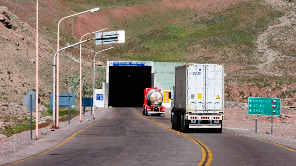 Camioneros se quejan de “la burocracia del Paso Cristo Redentor”