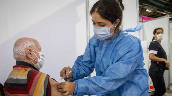 El Ministerio de Salud informó que «menos del 0,2%» de las personas vacunadas contrajeron Covid-19
