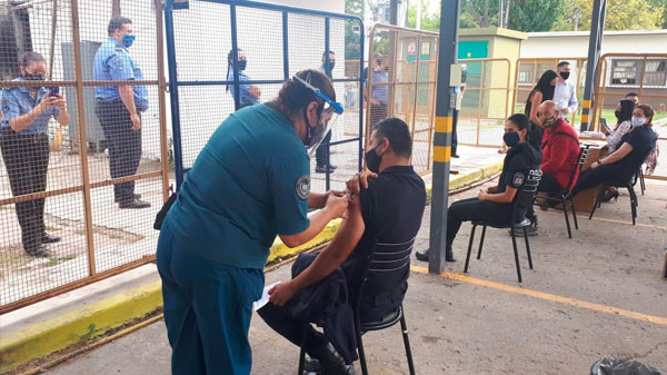 Los policías mendocinos comenzaron a recibir la vacuna contra el Covid