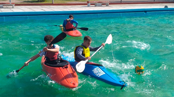 Importante actividad de Kayak en la pileta del Polideportivo N°1