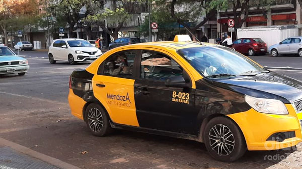 Cornejo se prepara para autorizar un fuerte aumento en la tarifa de taxi