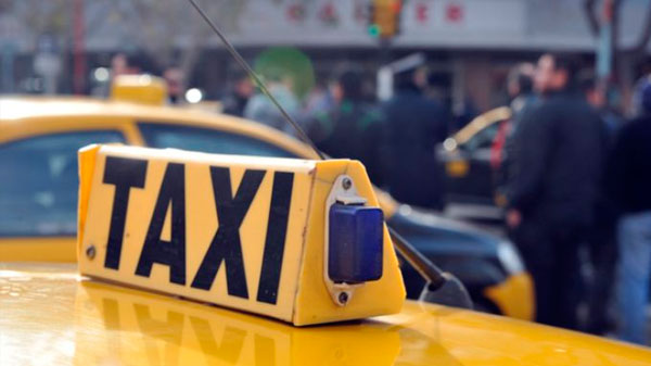 Rodolfo Suárez autorizó un fuerte aumento en la tarifa de taxi