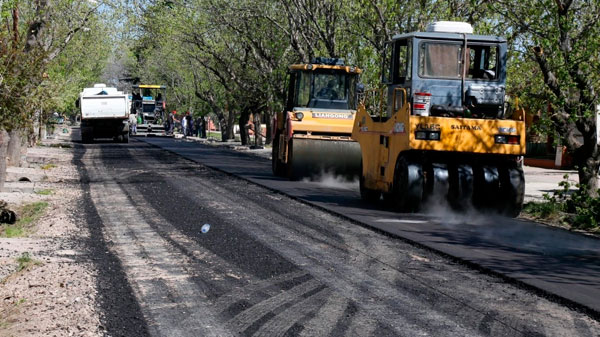 Se asfaltaron 30 cuadras en Salto de las Rosas y ahora se vienen tres barrios de Cuadro Nacional