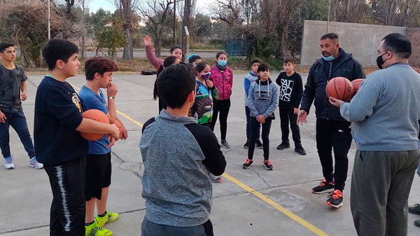 ASBRI entregó material deportivo a la escuela de básquet del Club ATE