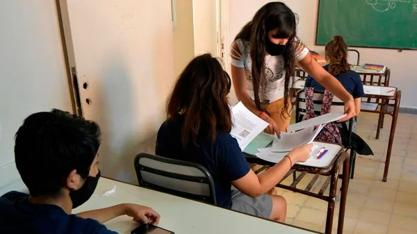 Un docente de escuela privada gana apenas 27 mil pesos