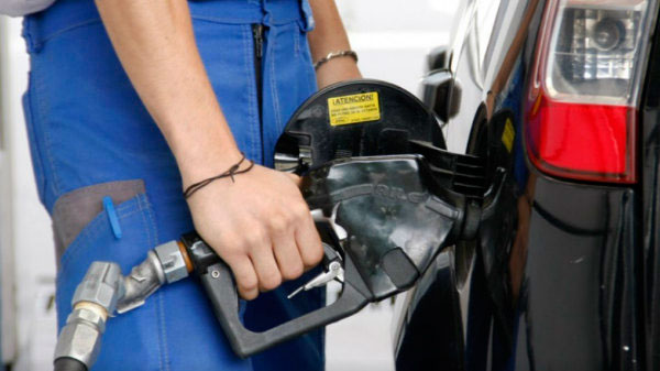 A pesar del último aumento, sostienen que el precio de los combustibles sigue atrasado