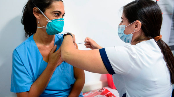Mendoza inicia la vacunación antigripal con el personal de salud