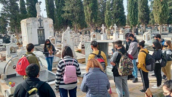 Jóvenes estudiantes visitaron el Cementerio Central en una recorrida histórica –educativa