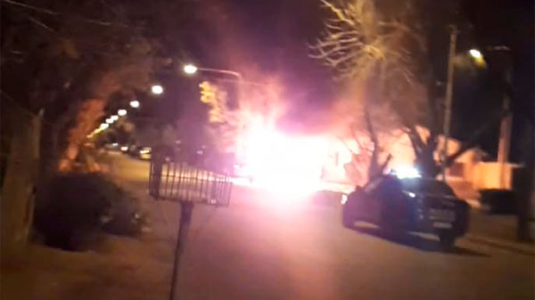 Tras un choque se prendió fuego un taxi