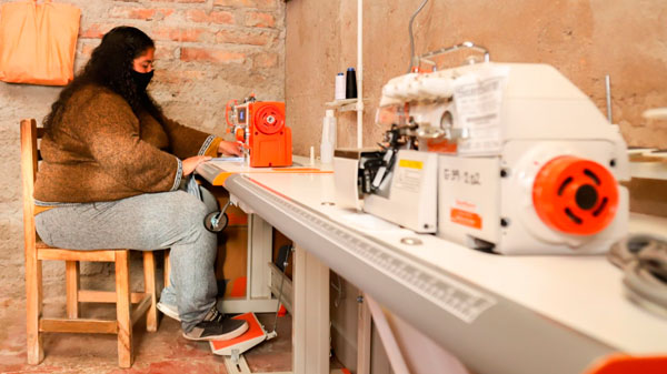 Emprendedoras sanrafaelinas recibieron máquinas de coser digitalizadas