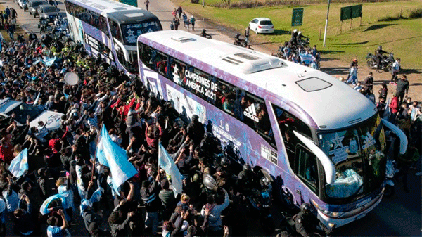 Una multitud recibió a la Selección Argentina en el predio de Ezeiza