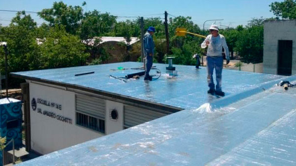 Después de un año y medio de pandemia, el Gobierno provincial arreglará techos de escuelas
