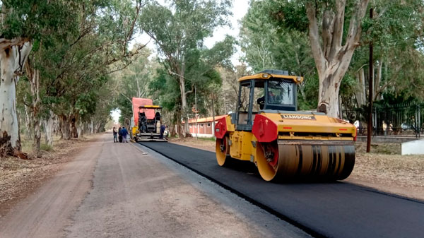 Continúa el plan de asfalto en los distritos: se pavimentan otras 20 cuadras en Villa Atuel