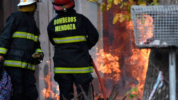 Dos menores murieron en un incendio en Guaymallén